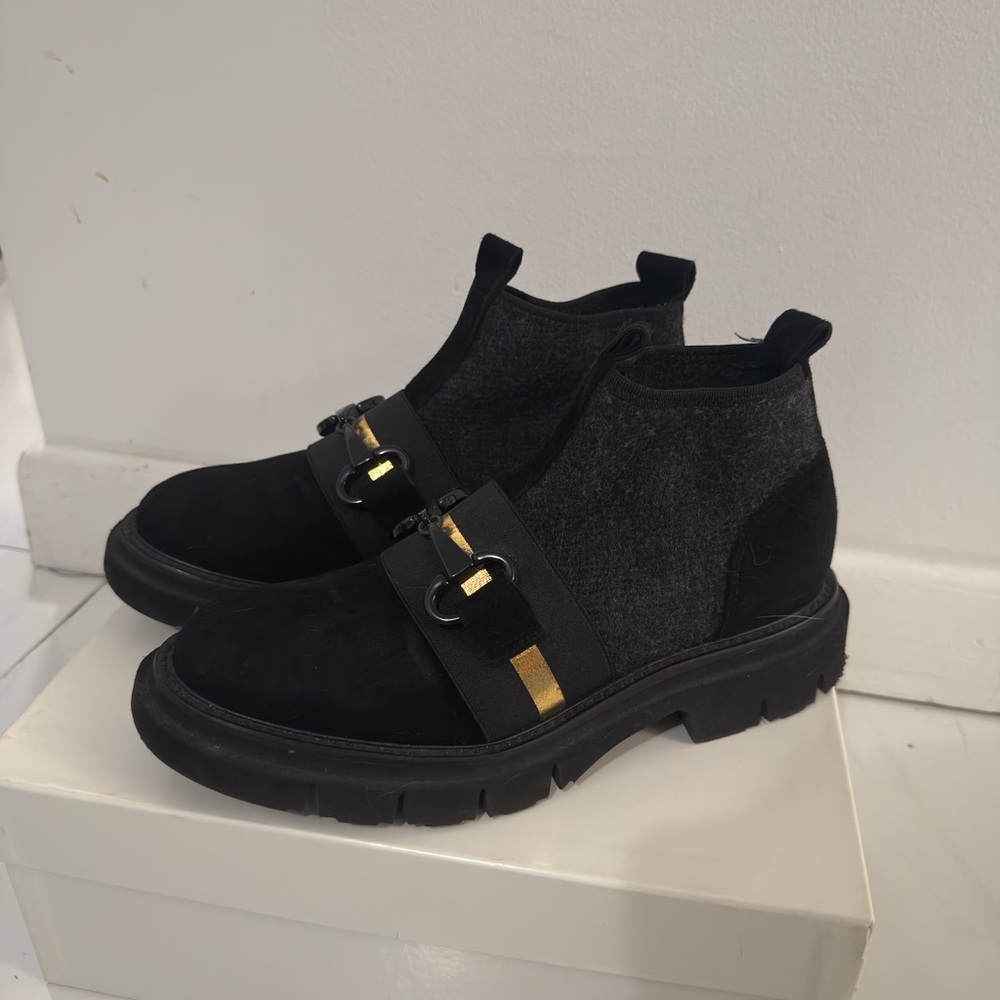 Black Chelsea-Style Ankle Boots with Gold Accent